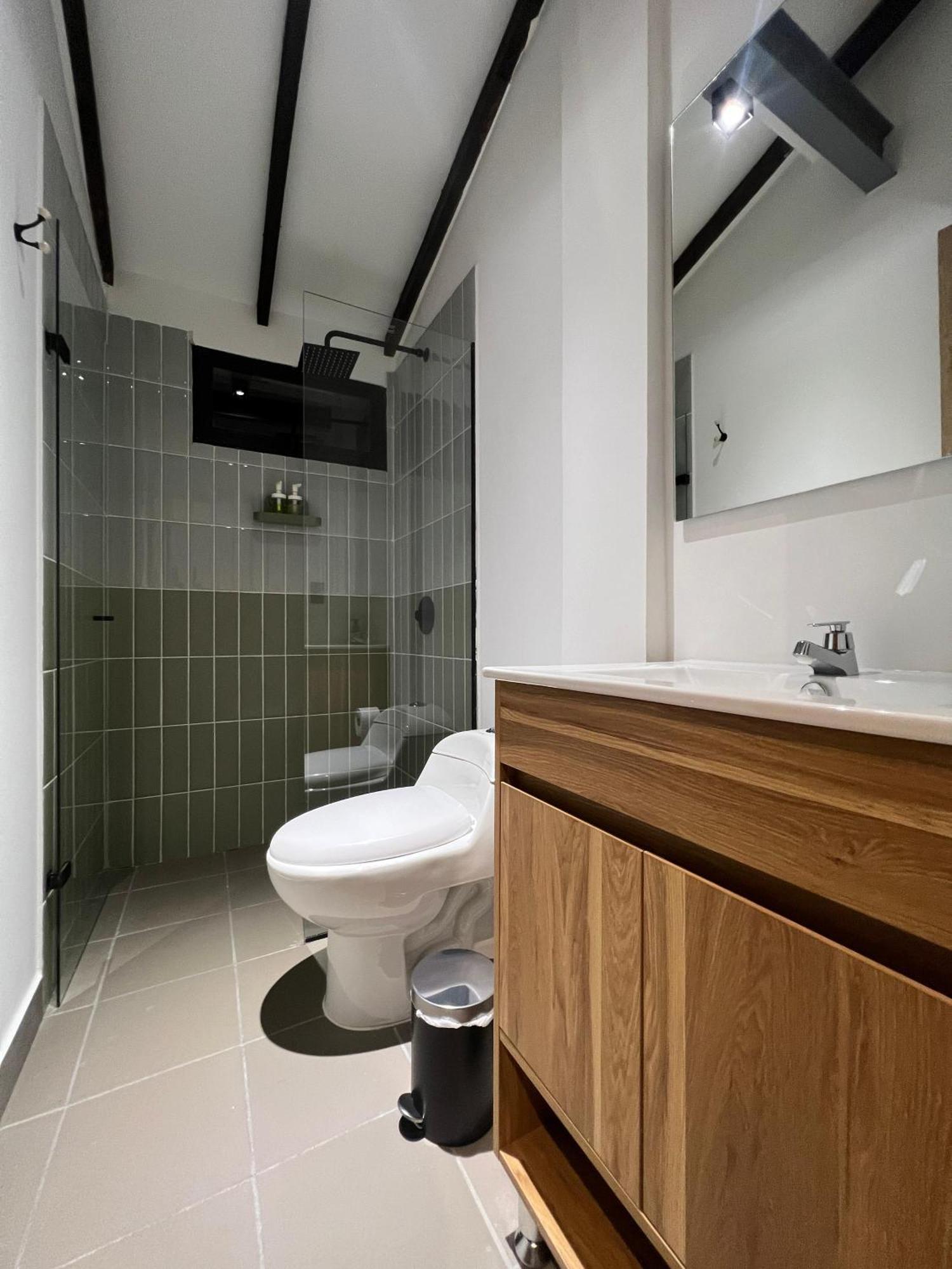 Stylish 5-br In Medellin's Trendiest Spot, Walk Everywhere! Apartamento *