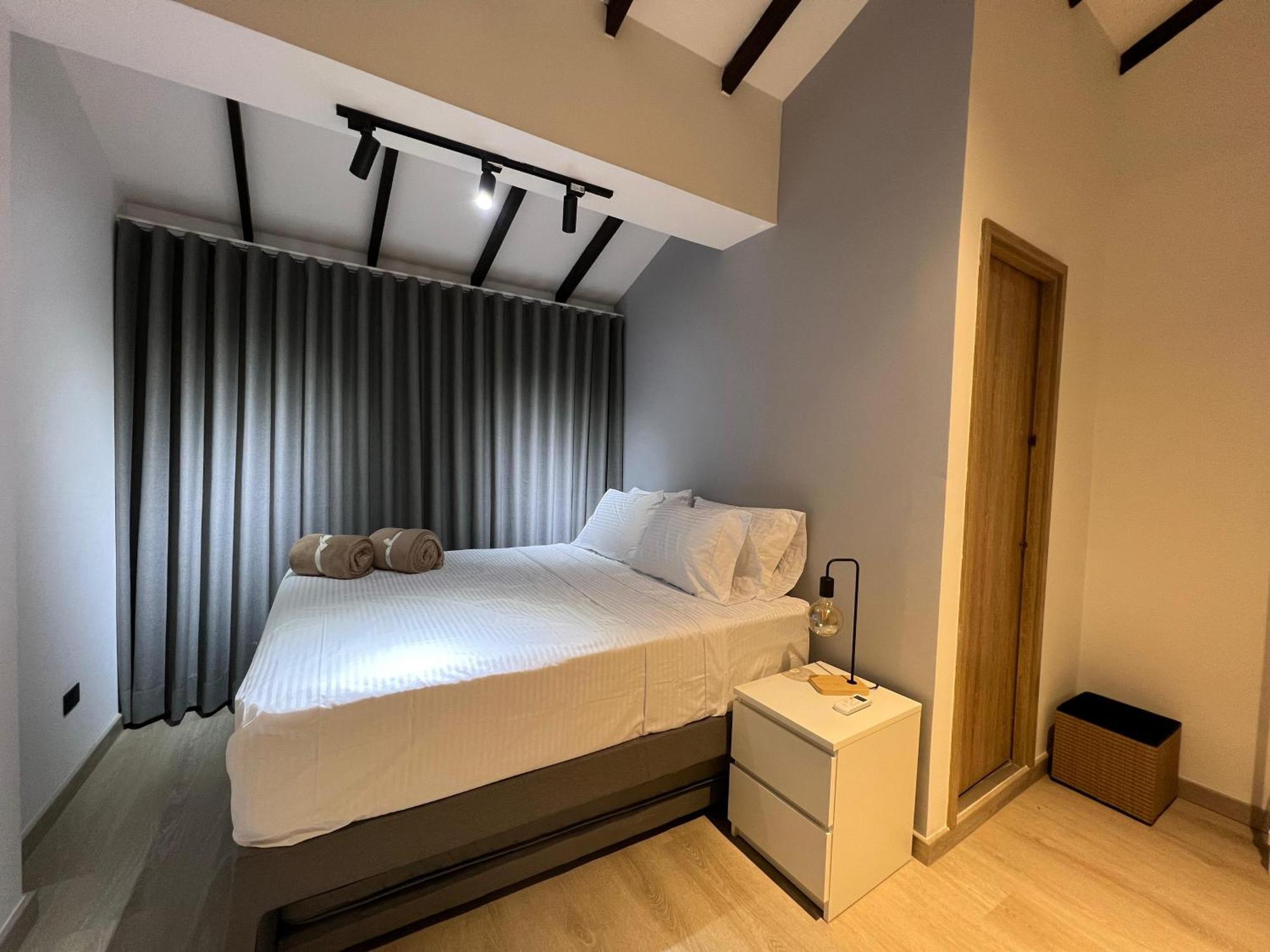 Stylish 5-br In Medellin's Trendiest Spot, Walk Everywhere! Apartamento Medellín