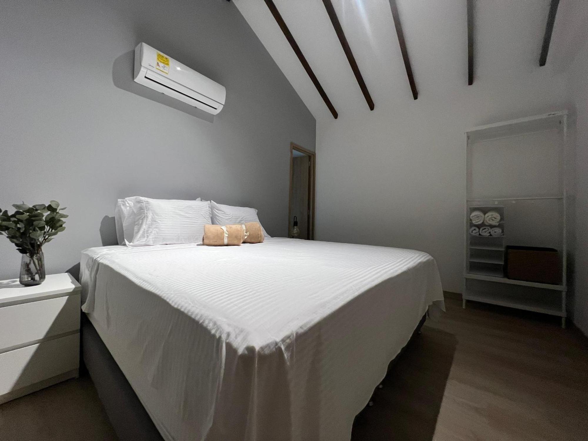 Apartamento Stylish 5-br In Medellin's Trendiest Spot, Walk Everywhere! *